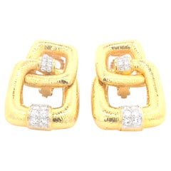 Pendientes geométricos con diamantes de David Webb, de oro amarillo de 18 quilates, con cierre de clip