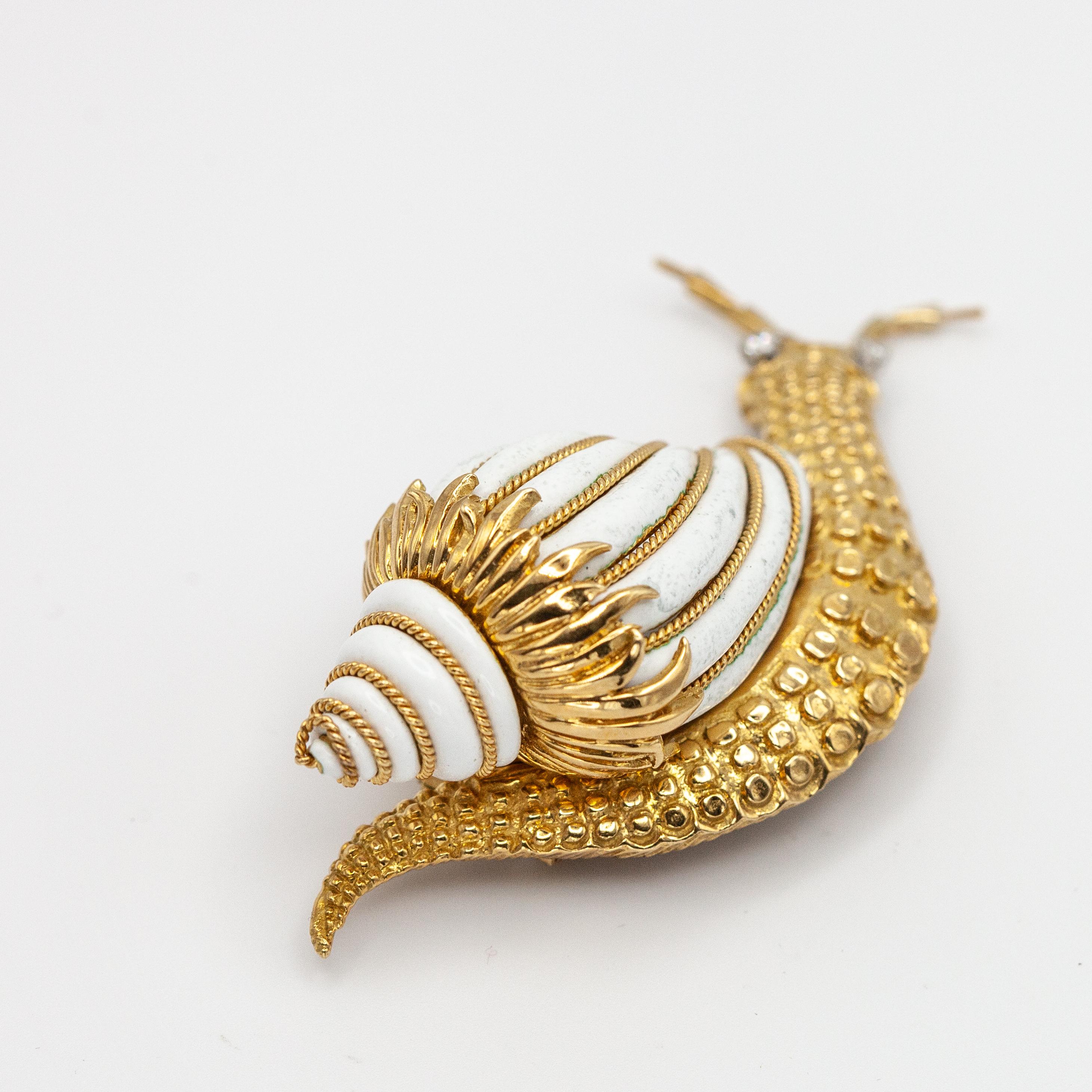 David Webb Broche de caracol de oro amarillo de 18 quilates con diamantes y esmalte blanco en venta 5