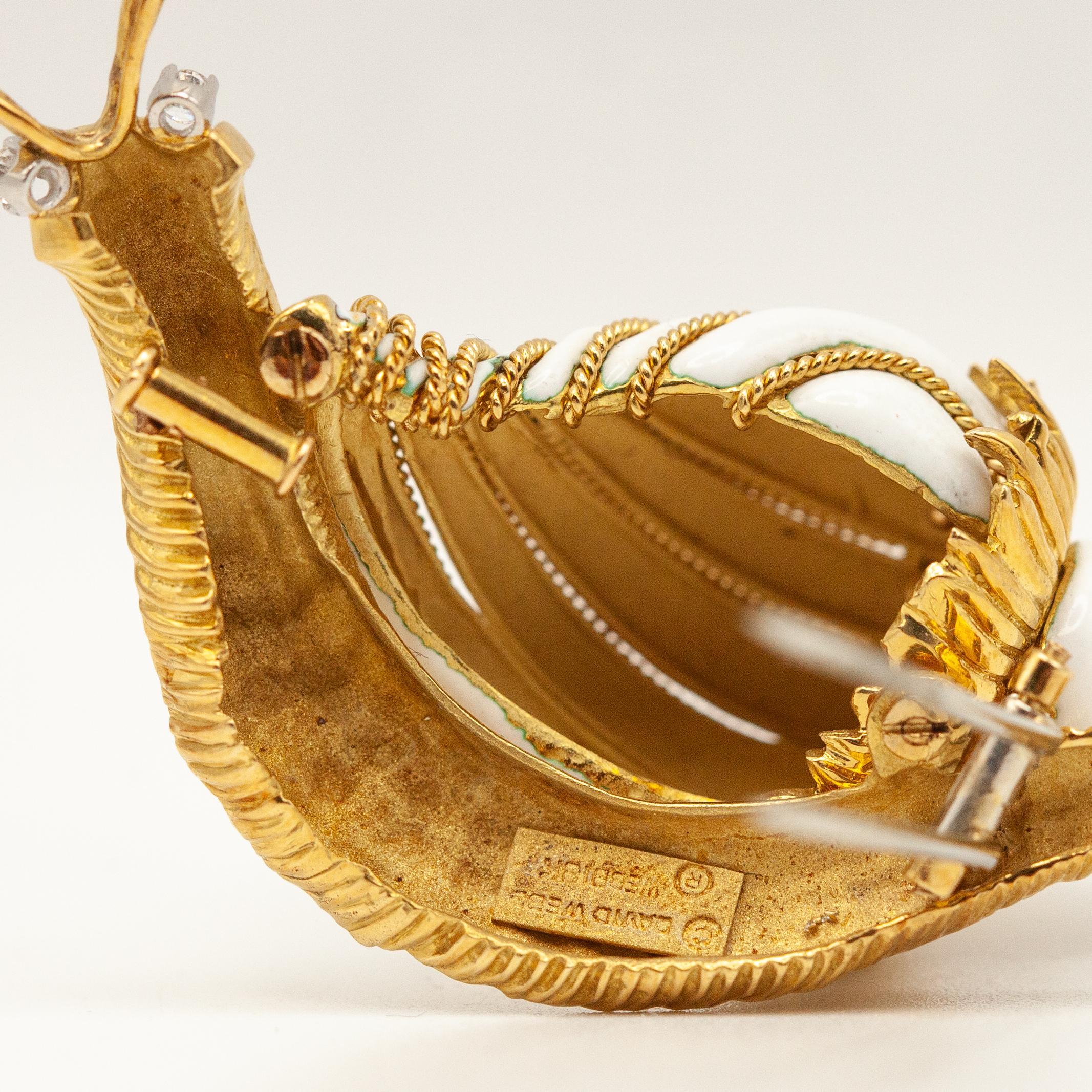 David Webb Broche de caracol de oro amarillo de 18 quilates con diamantes y esmalte blanco en venta 7