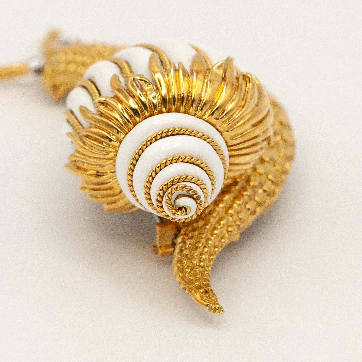 David Webb Broche de caracol de oro amarillo de 18 quilates con diamantes y esmalte blanco en Excelente estado para la venta en New York, NY