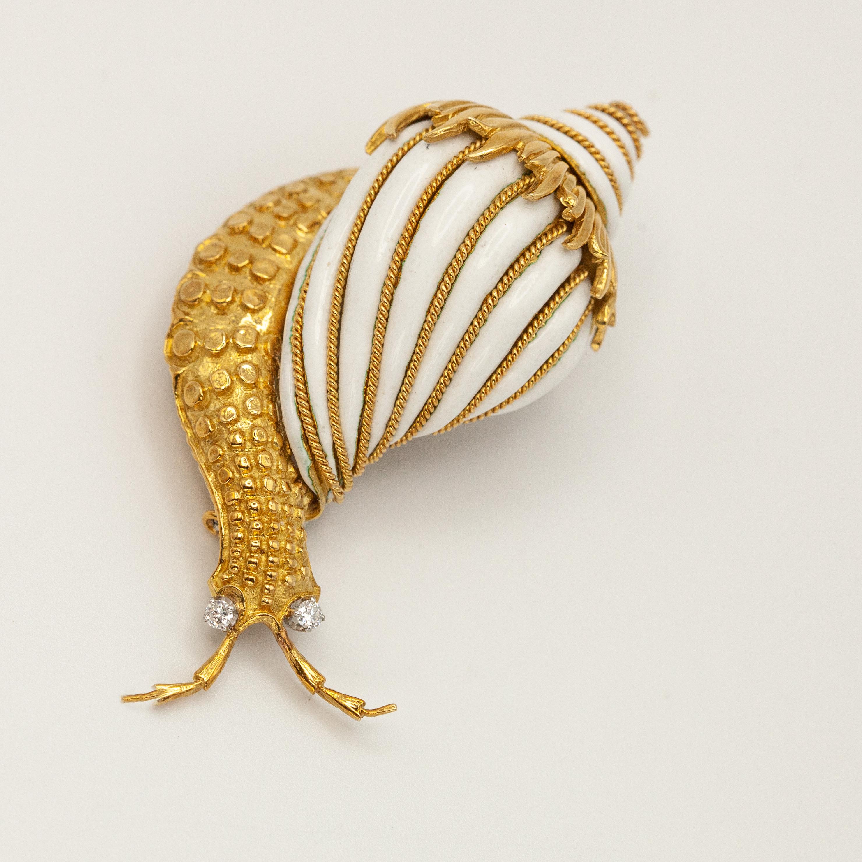 De las mujeres David Webb Broche de caracol de oro amarillo de 18 quilates con diamantes y esmalte blanco en venta