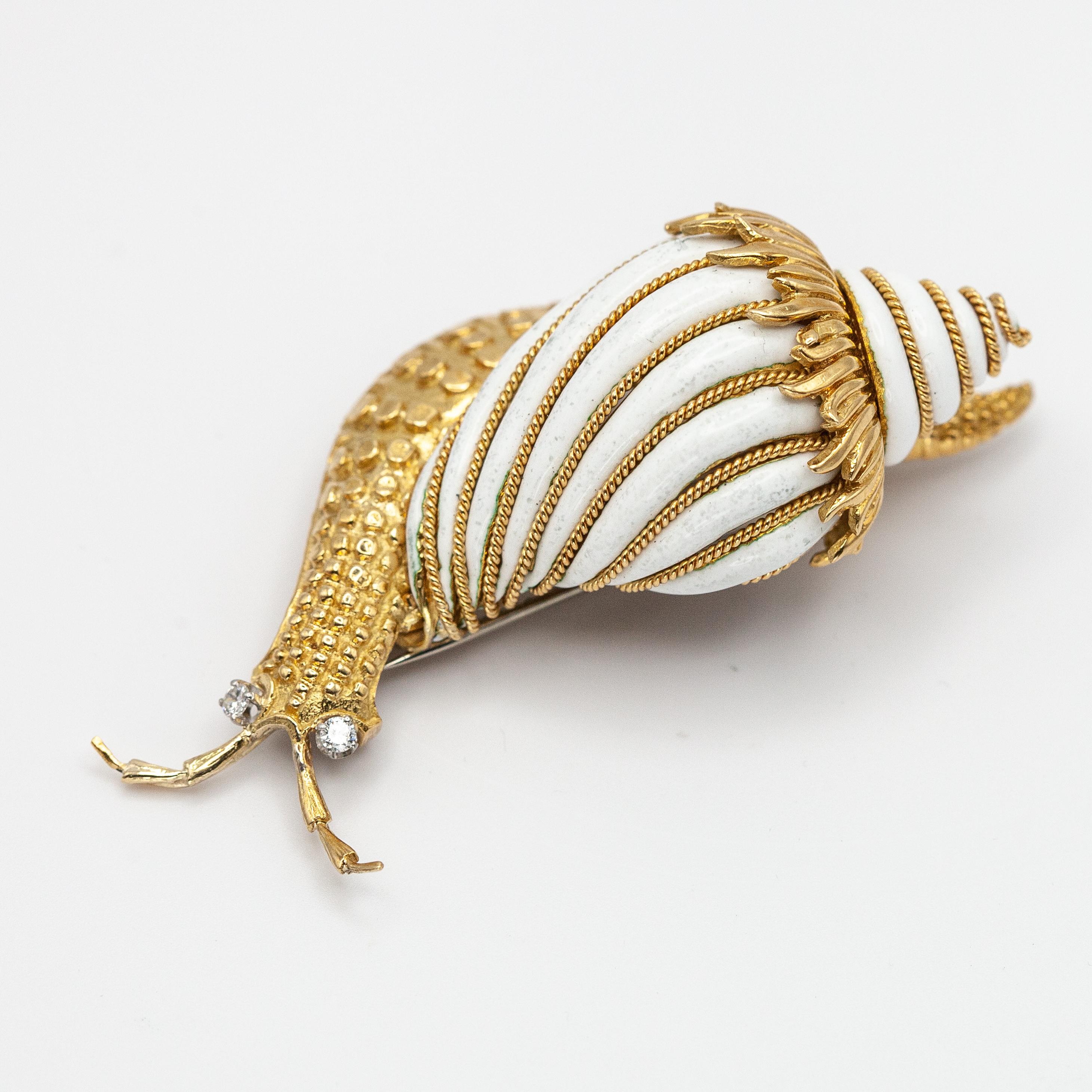 David Webb Broche de caracol de oro amarillo de 18 quilates con diamantes y esmalte blanco en venta 1
