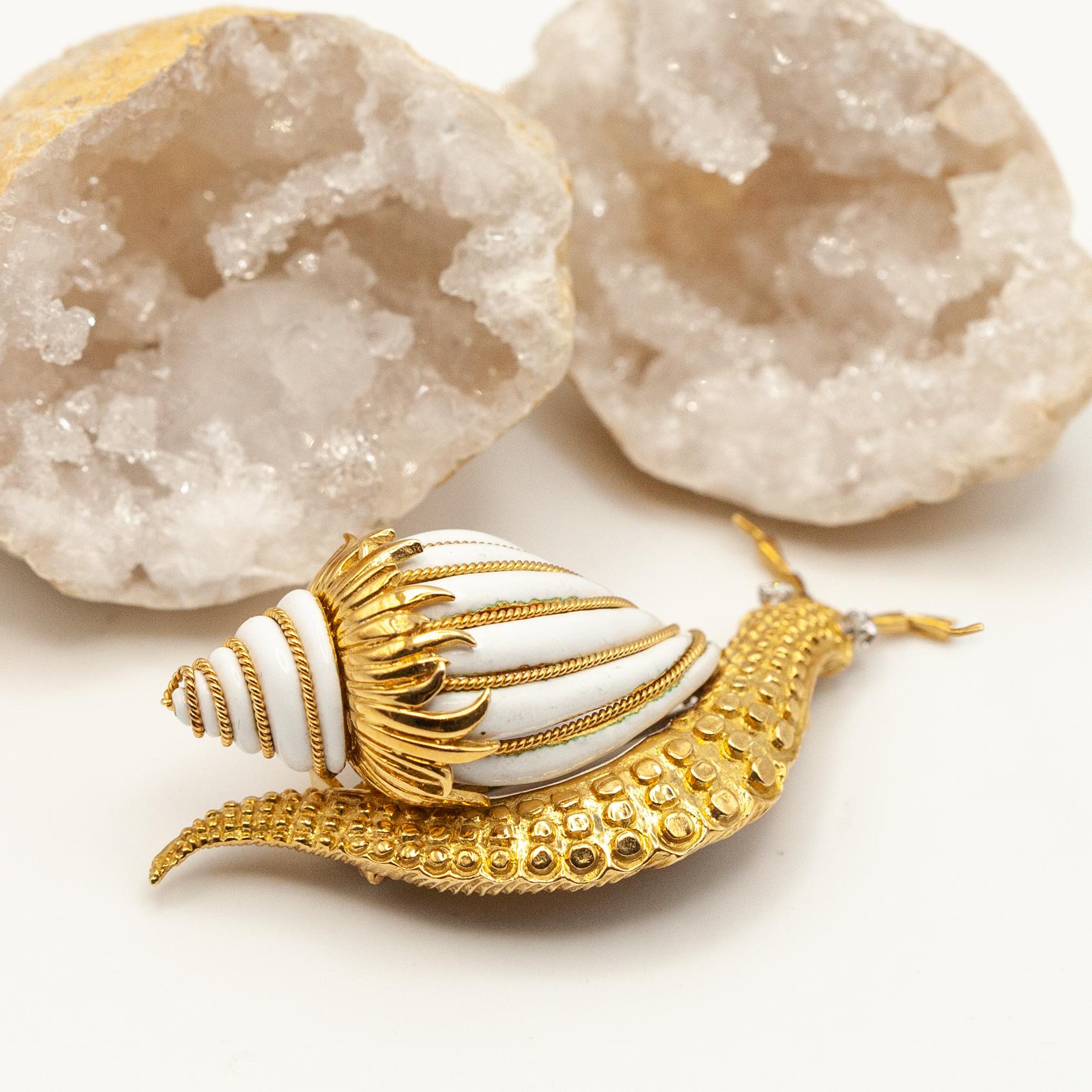 David Webb Broche de caracol de oro amarillo de 18 quilates con diamantes y esmalte blanco en venta 2