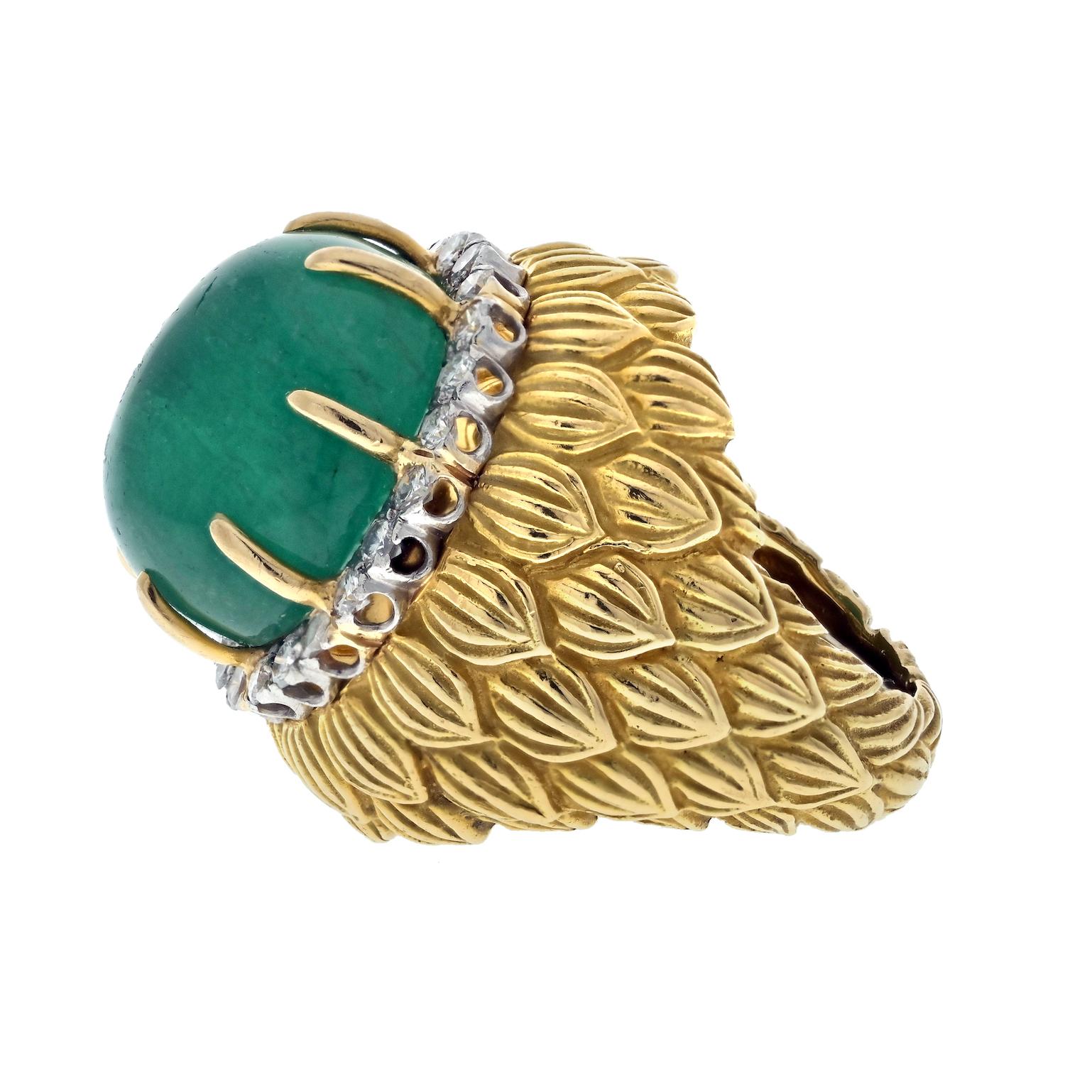 Moderne David Goldes 18K Dome Green Emerald and Diamond Vintage Ring (bague vintage en or jaune 18K avec émeraudes vertes et diamants)  en vente
