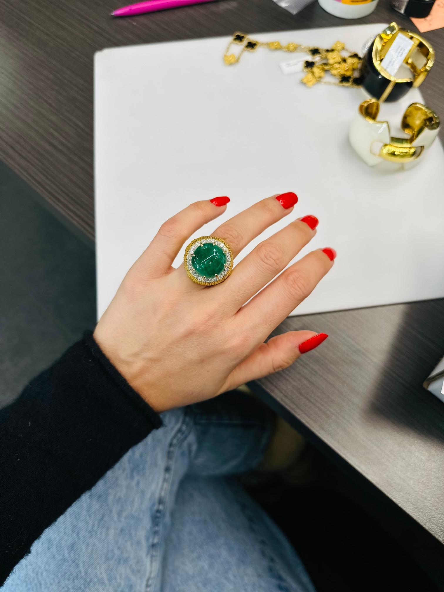 David Goldes 18K Dome Green Emerald and Diamond Vintage Ring (bague vintage en or jaune 18K avec émeraudes vertes et diamants)  Pour femmes en vente
