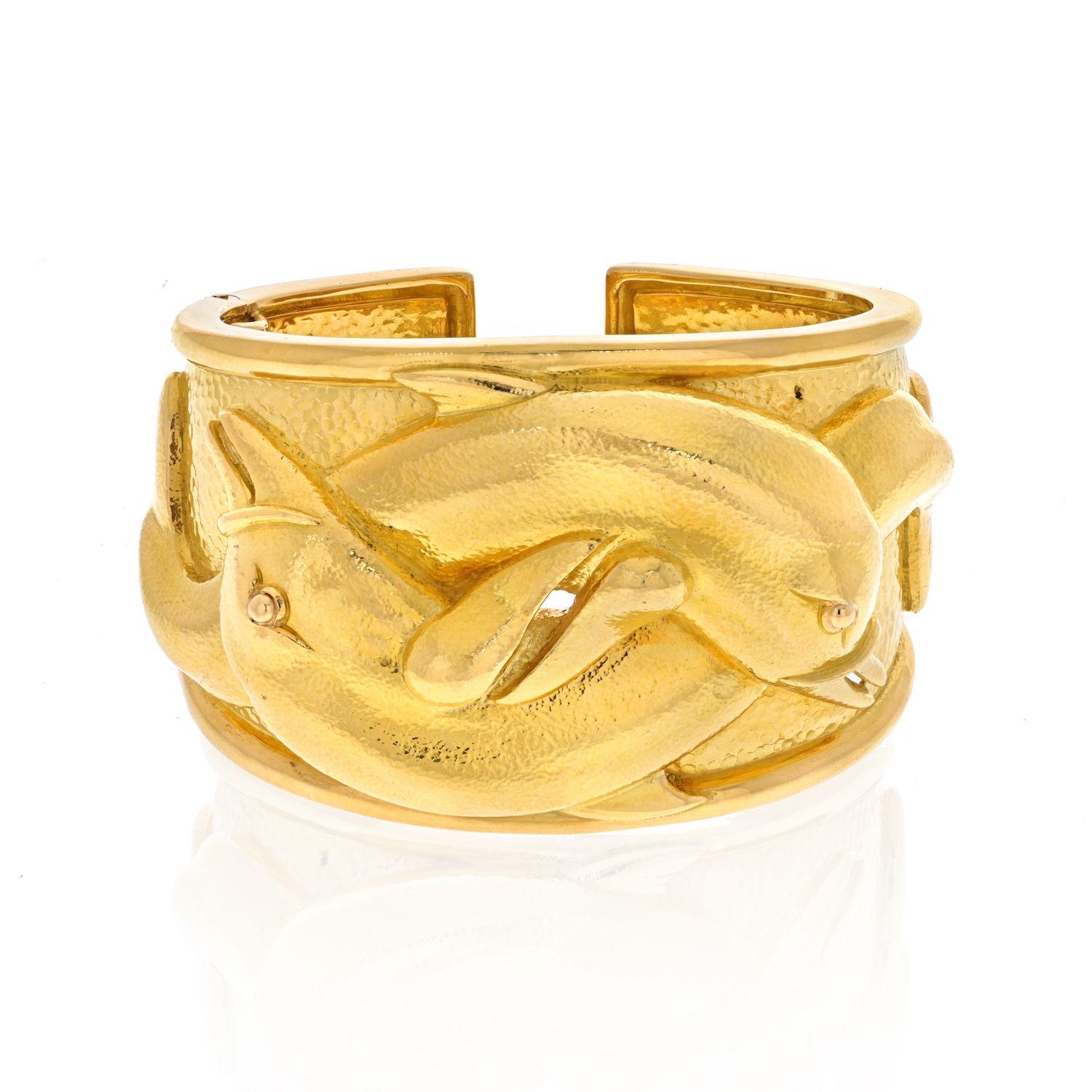 David Webb Bracelet manchette à double dauphin en or jaune 18 carats Excellent état à New York, NY
