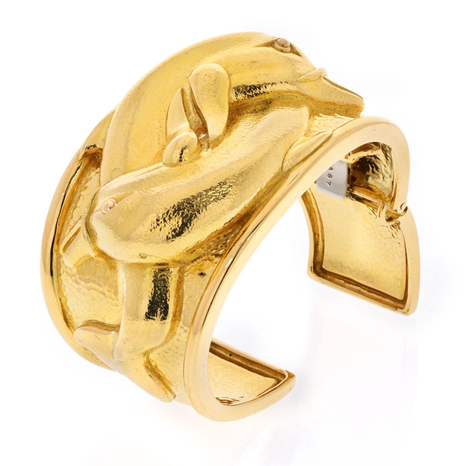 David Webb Bracelet manchette à double dauphin en or jaune 18 carats 2