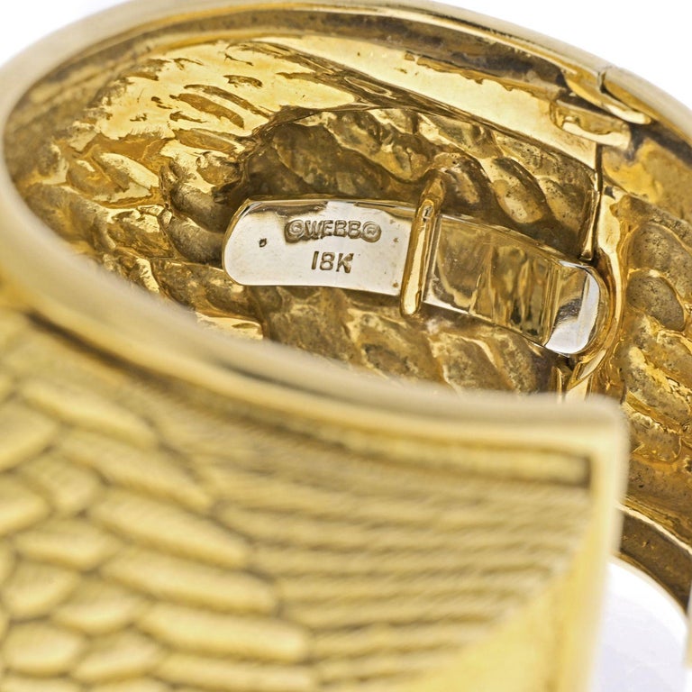 David Webb 18K Yellow Gold Double Head Eagle Cuff Bracelet In Excellent Condition For Sale In New York, NY