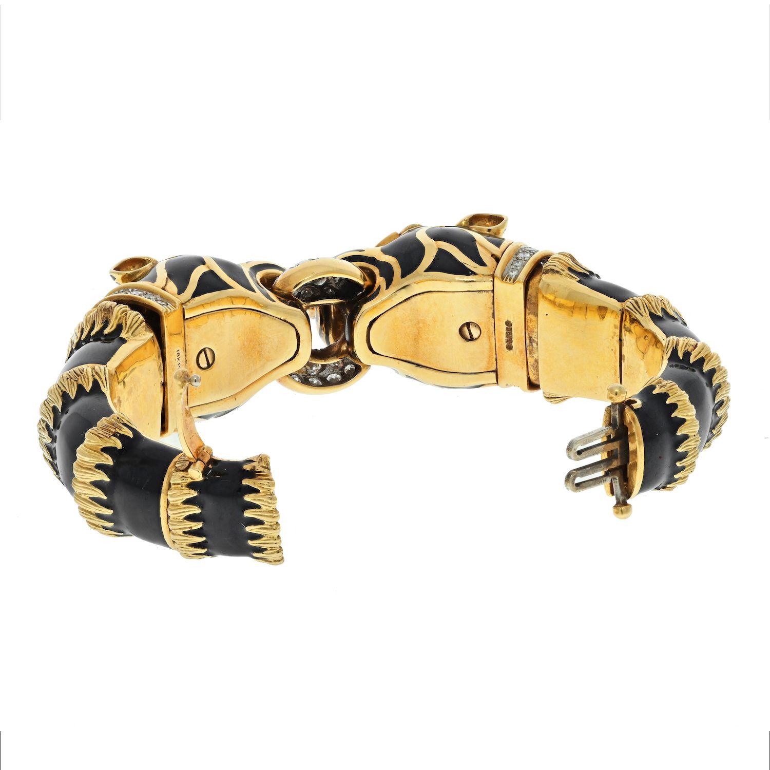 David Webb 18K Yellow Gold Double Head Pantheres in Black Enamel Bracelet In Excellent Condition For Sale In New York, NY