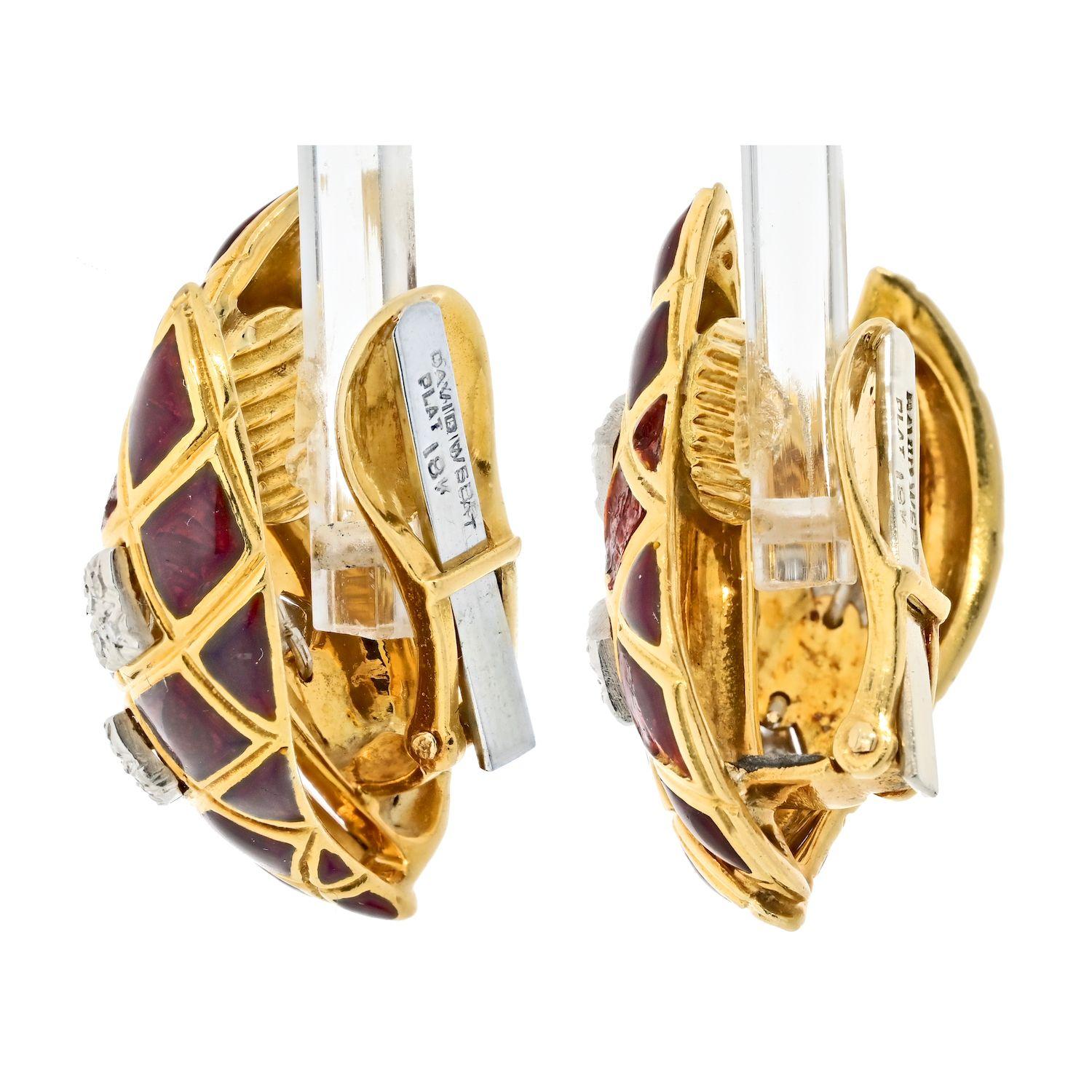 David Webb 18k Yellow Gold Double Leaf Checkerboard Pattern Clip on Earrings In Excellent Condition For Sale In New York, NY