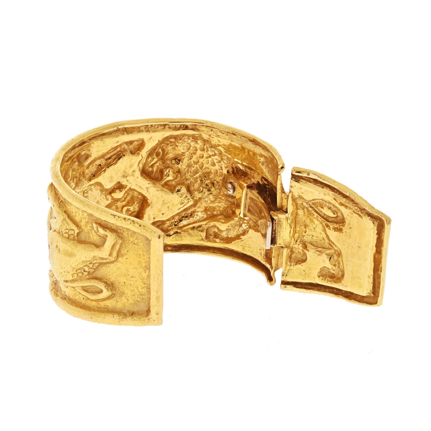 David Webb Bracelet manchette vintage à double lion en or jaune 18 carats Pour femmes en vente