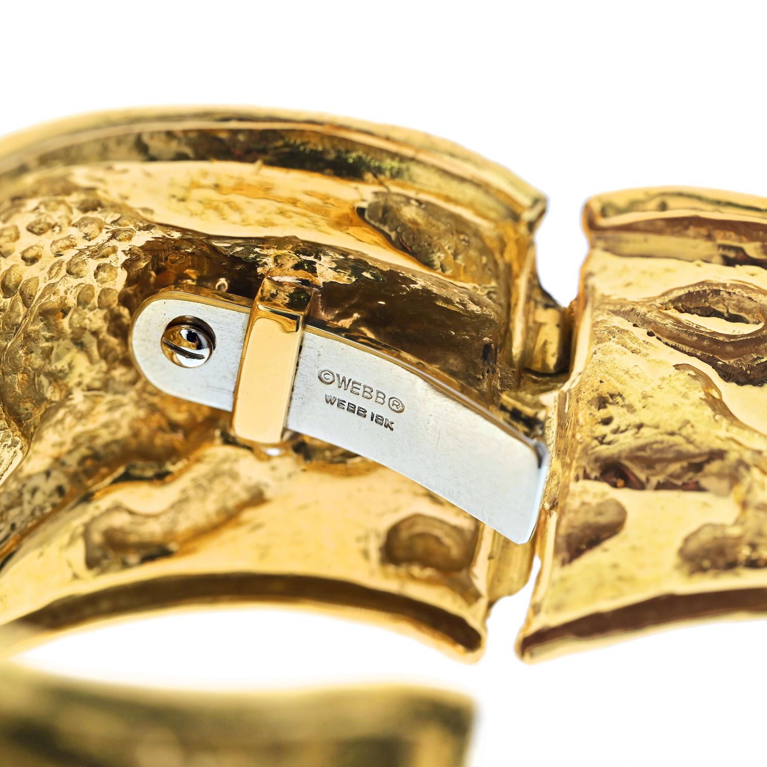 David Webb 18K Yellow Gold Double Lion Vintage Cuff Bracelet In Excellent Condition For Sale In New York, NY