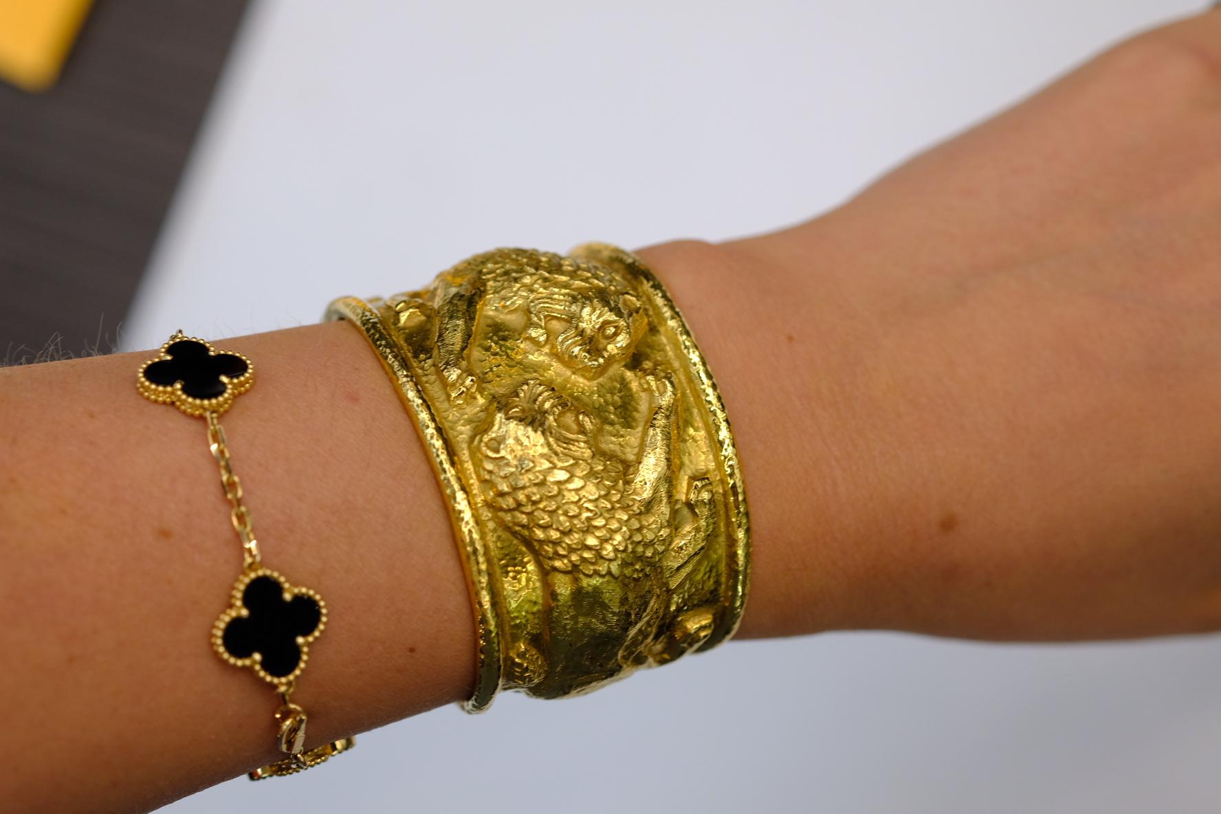 Women's David Webb 18K Yellow Gold Double Lion Vintage Cuff Bracelet For Sale