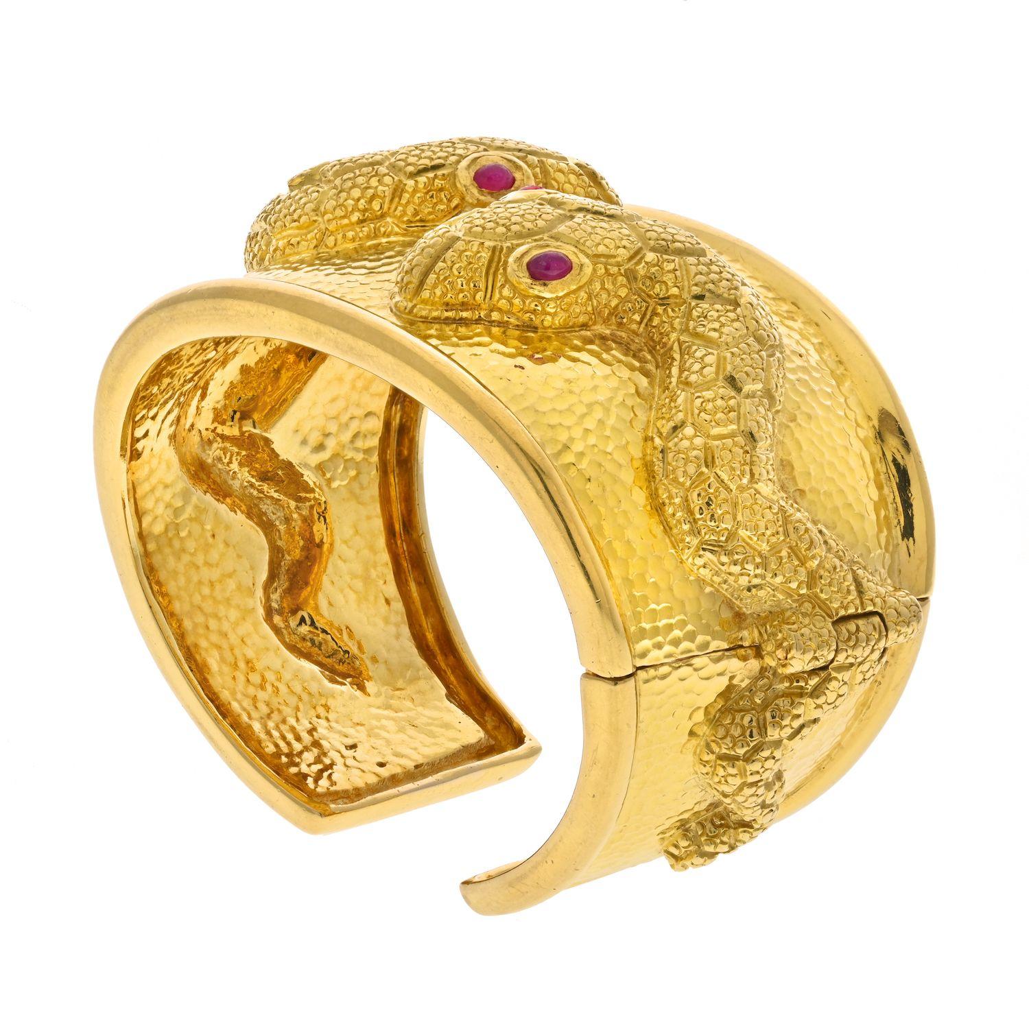 Taille cabochon David Webb Bracelet manchette serpent double serpent en or jaune 18 carats en vente