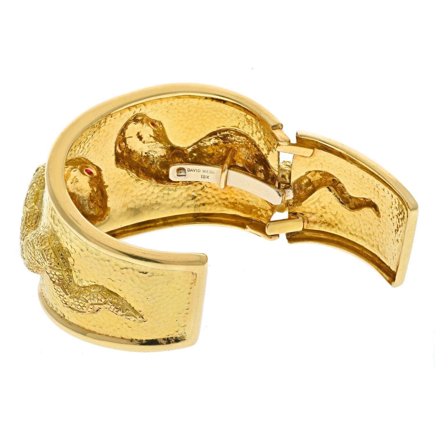 David Webb: 18 Karat Gelbgold Manschettenarmband mit doppelter Schlange und Schlange im Zustand „Hervorragend“ im Angebot in New York, NY