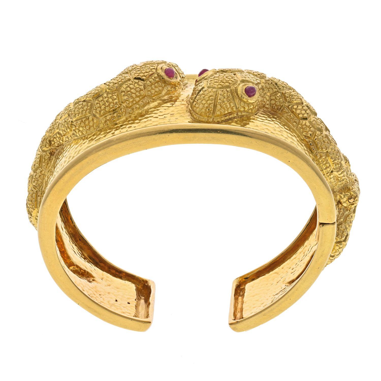 David Webb: 18 Karat Gelbgold Manschettenarmband mit doppelter Schlange und Schlange Damen im Angebot