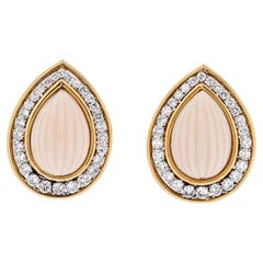 Pendientes de oro amarillo de 18 quilates con coral estriado y diamantes en forma de pera