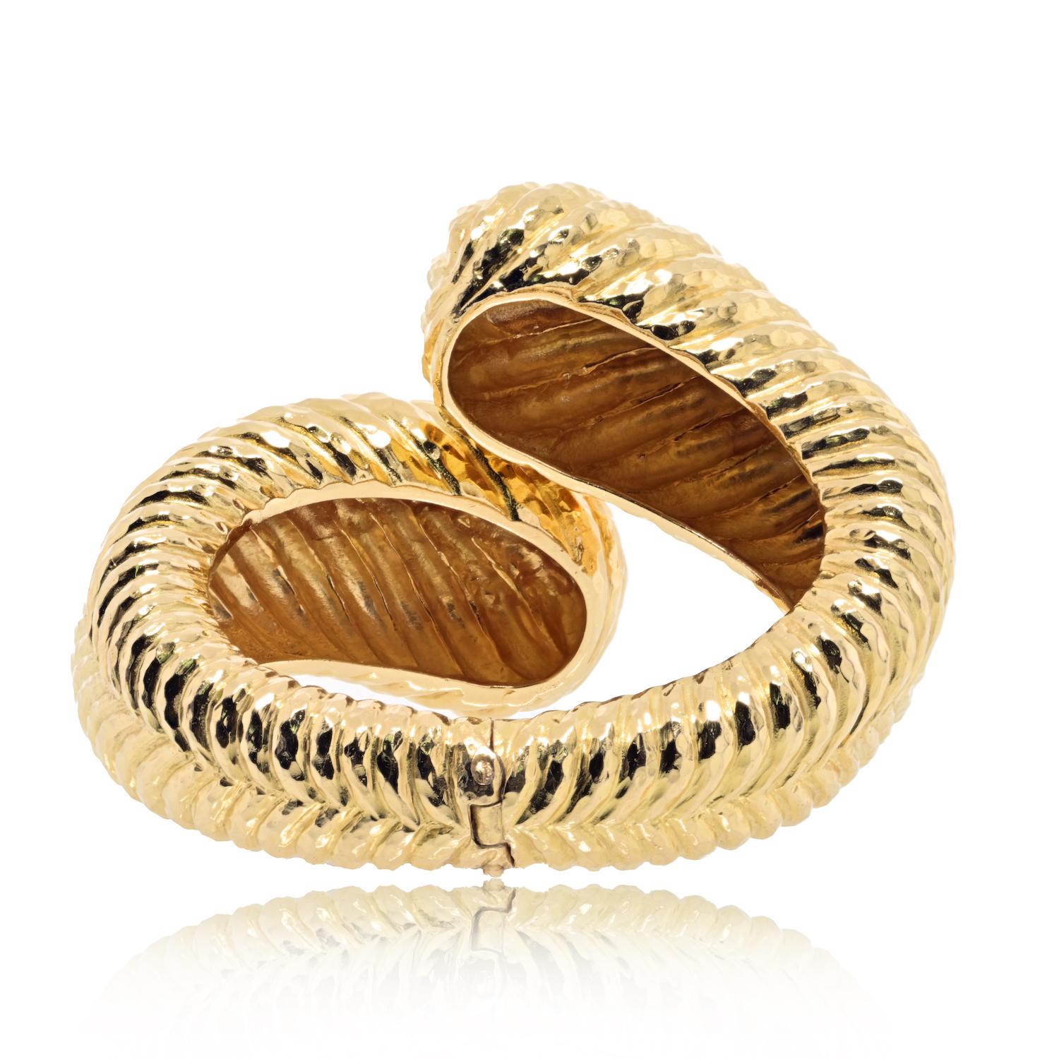David Webb, bracelet croisé cannelé en or jaune 18 carats Excellent état - En vente à New York, NY
