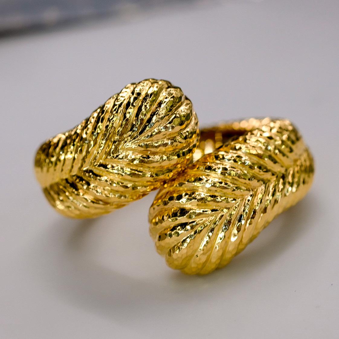 David Webb 18K Yellow Gold Fluted Crossover Bracelet For Sale 3