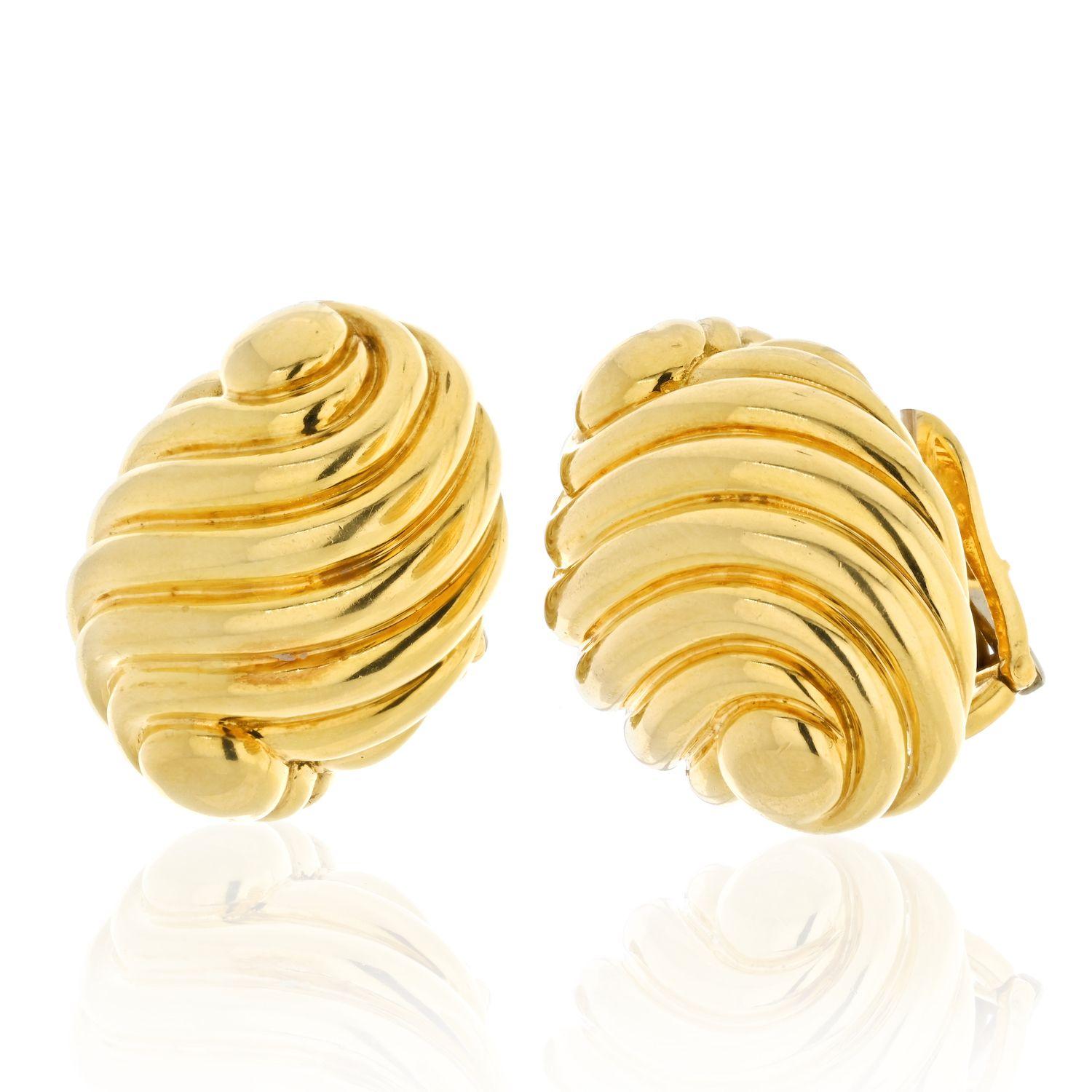 David Webb 18k Yellow Gold Fluted Swirl Earrings In Excellent Condition In New York, NY