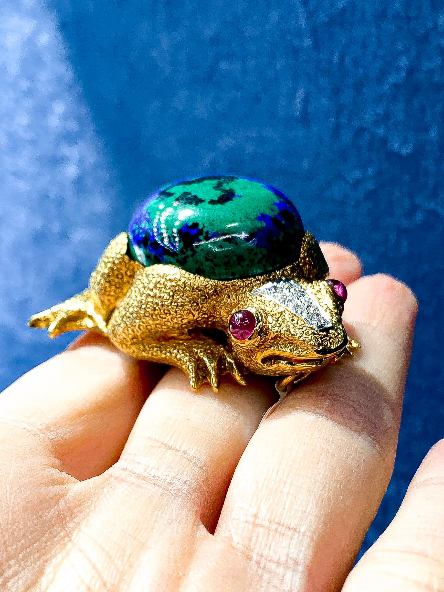 David Webb 18K Yellow Gold Frog with Azurite-Malachite, Diamonds, Ruby Brooch In Excellent Condition For Sale In New York, NY