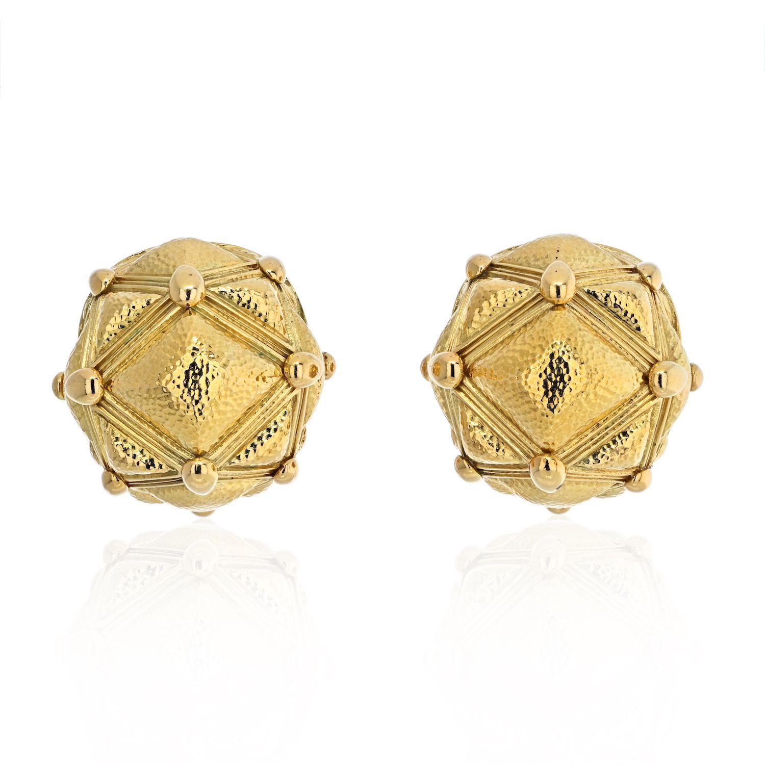 A pair of 'Geodesic Dome' clip earrings by David Webb from the 57th Street collection. In 18k yellow gold these earrings feature tear drops of gold scattered across a raised dome of textured gold, connected together in a geometric design.
David Webb