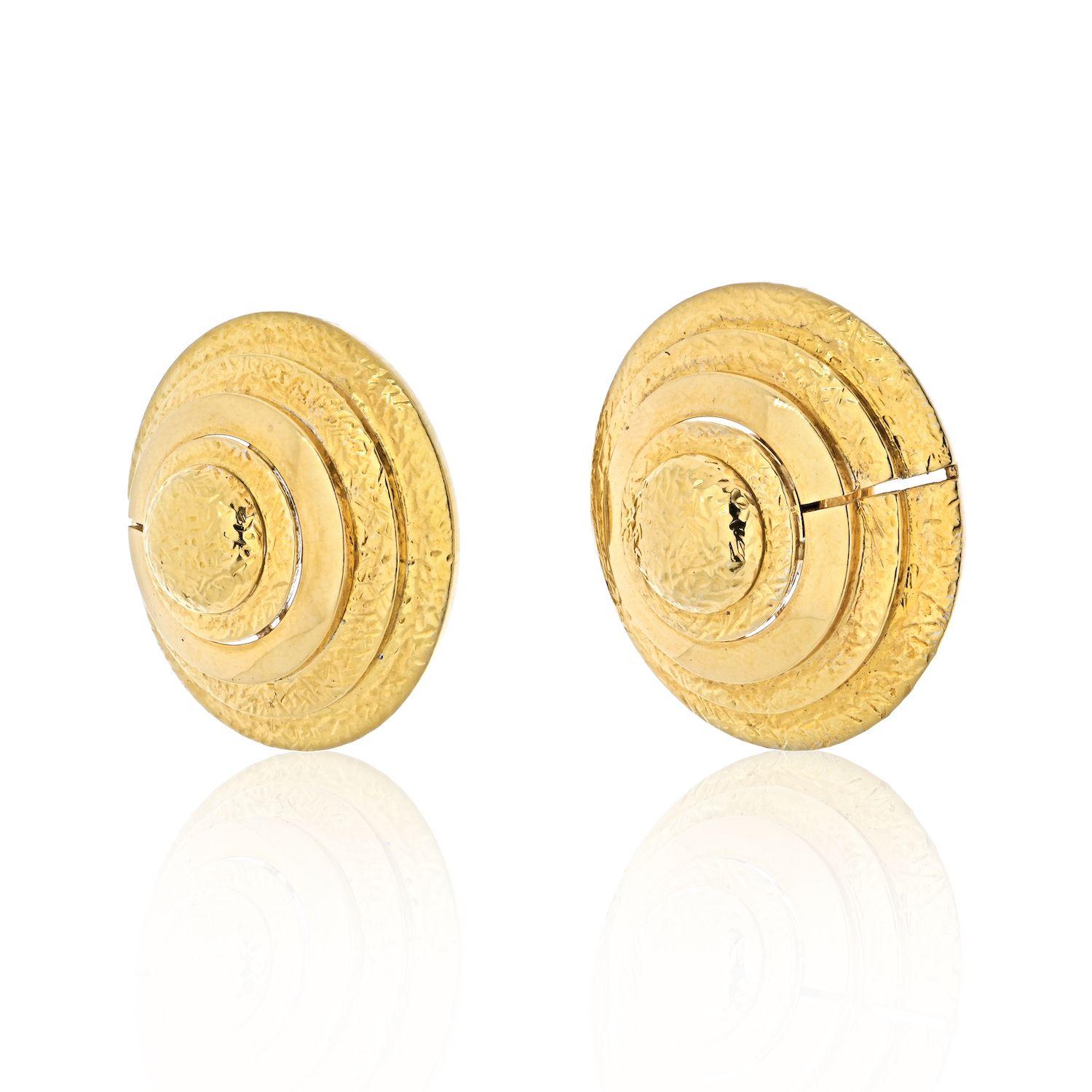Modern David Webb 18K Yellow Gold Gold Beehive Shield Clip Earrings For Sale