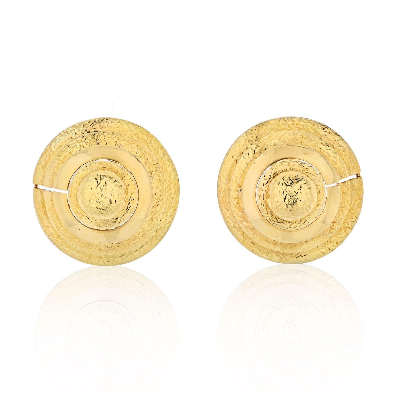 David Webb 18K Yellow Gold Gold Beehive Shield Clip Earrings In Excellent Condition For Sale In New York, NY