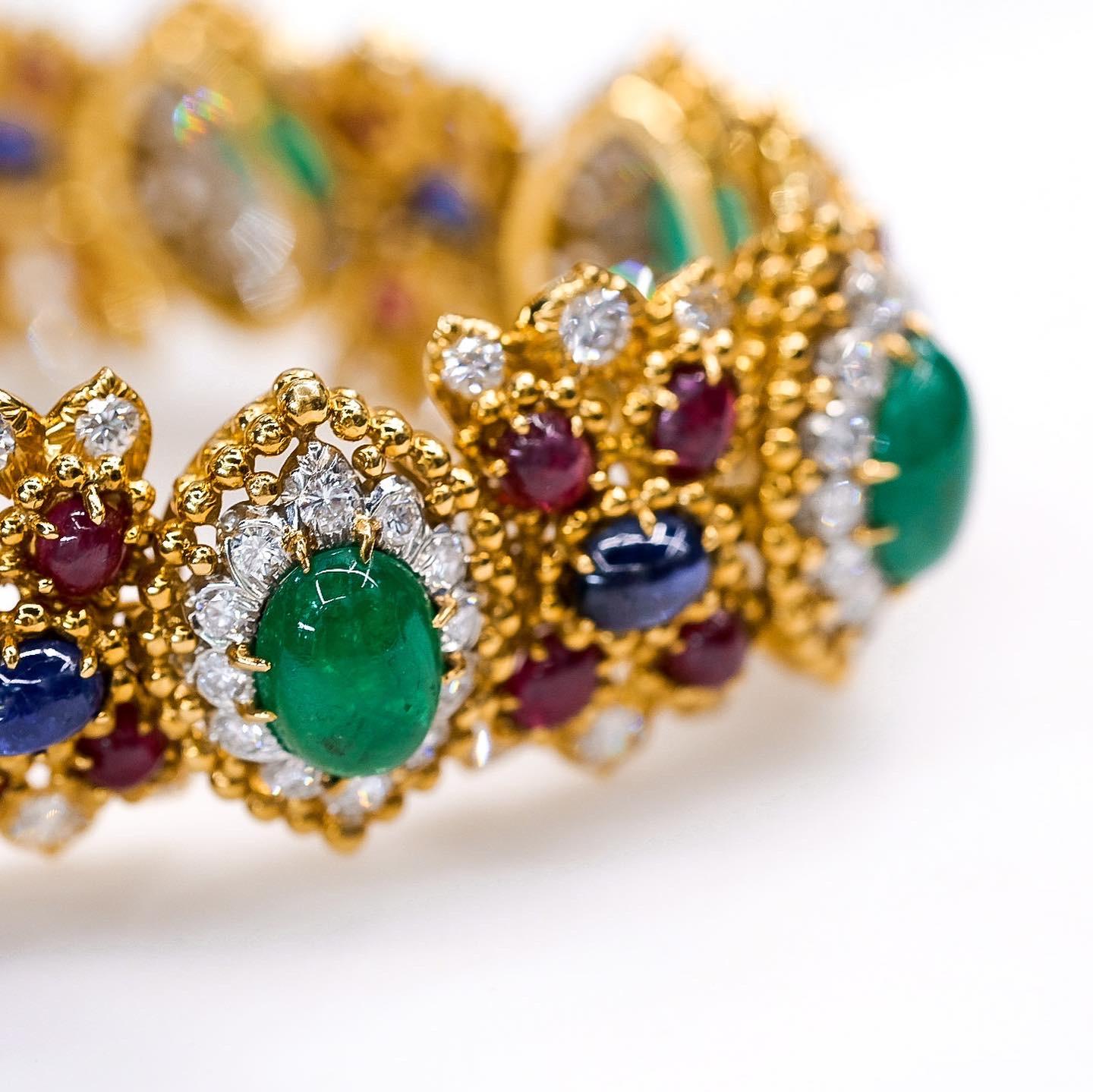 David Webb: Armband aus 18 Karat Gelbgold mit grünem Smaragd-Cabochon, Rubin und Diamanten im Angebot 3
