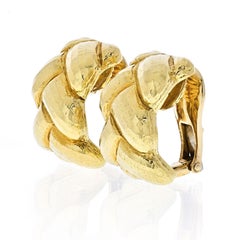 David Webb Boucles d'oreilles huggies en or jaune 18 carats avec tressage martelé