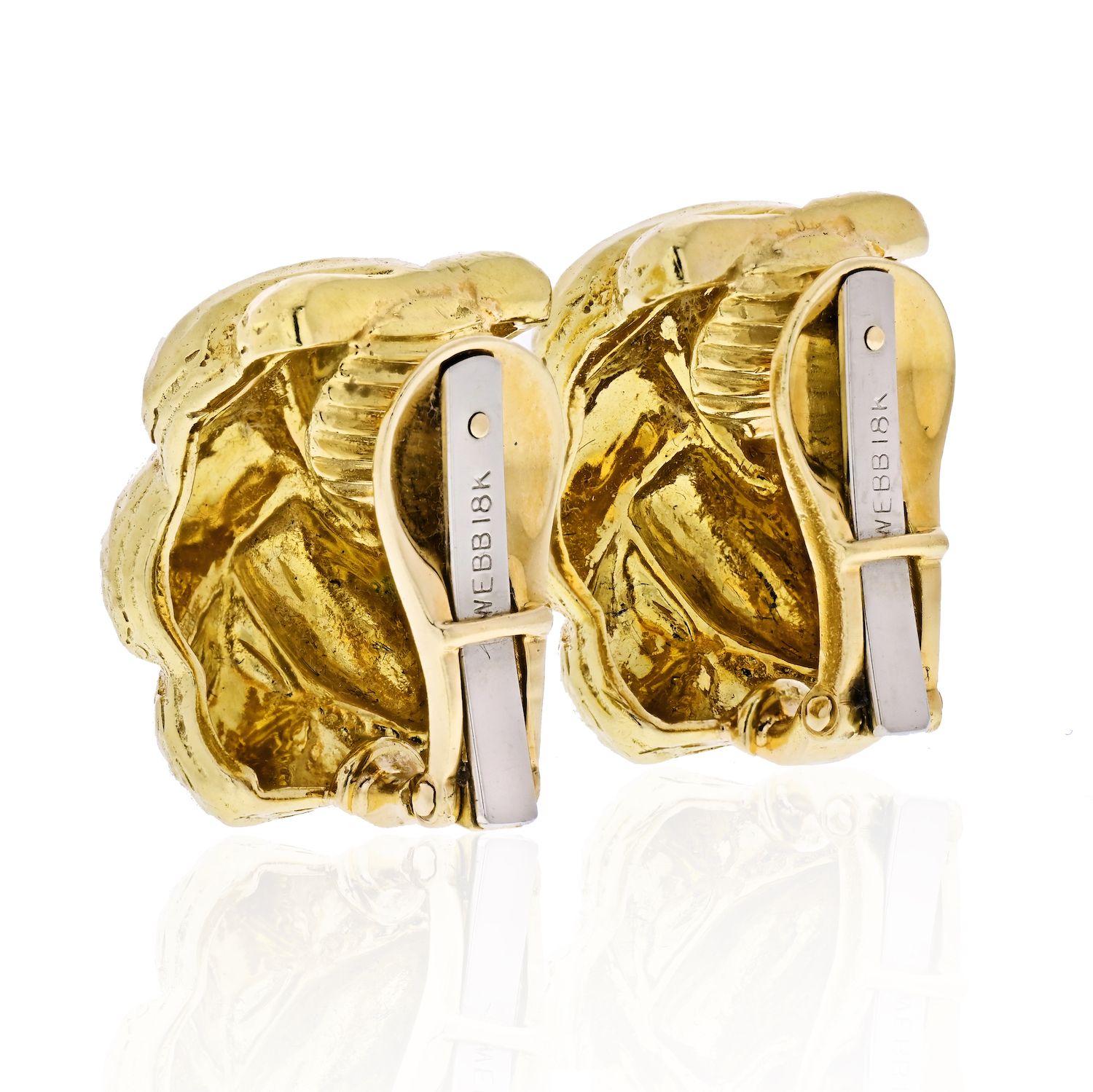 Moderne David Webb Boucles d'oreilles huggies en or jaune 18 carats avec tressage martelé en vente