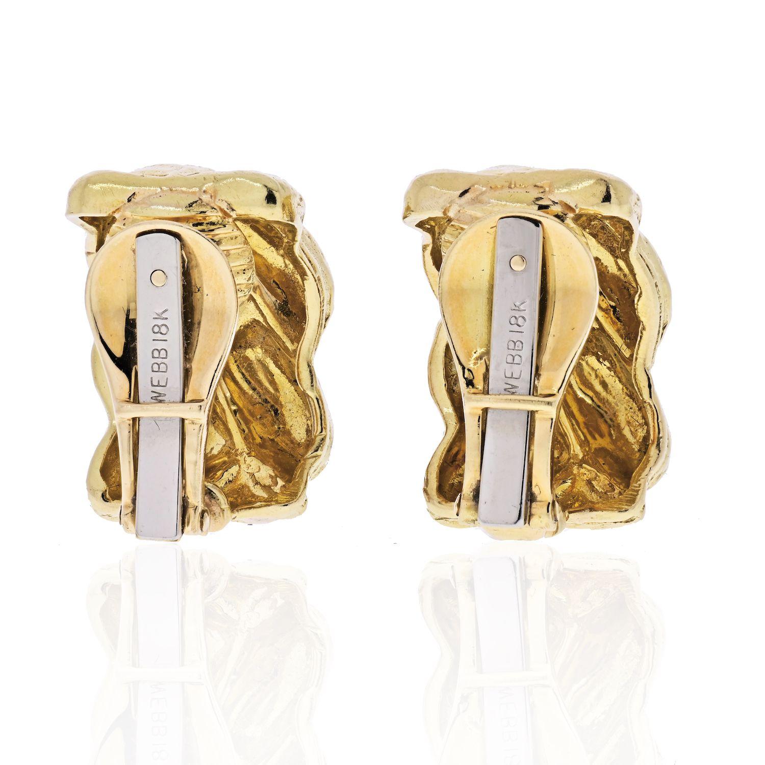 David Webb Boucles d'oreilles huggies en or jaune 18 carats avec tressage martelé Excellent état - En vente à New York, NY