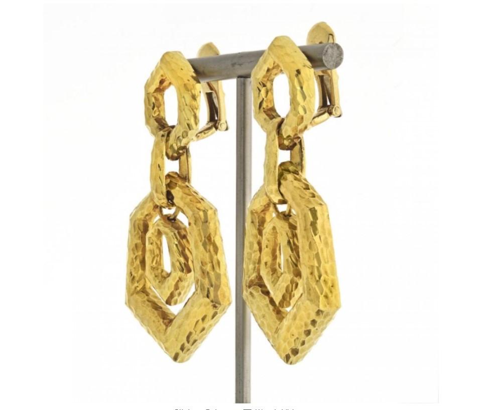A good-looking pair of hammered gold doorknocker earrings by David Webb. Crafted in 18K yellow gold these are stylish and wearable. You will like the texture of the hoops playing against the polished finish, making these earrings a go-to for all