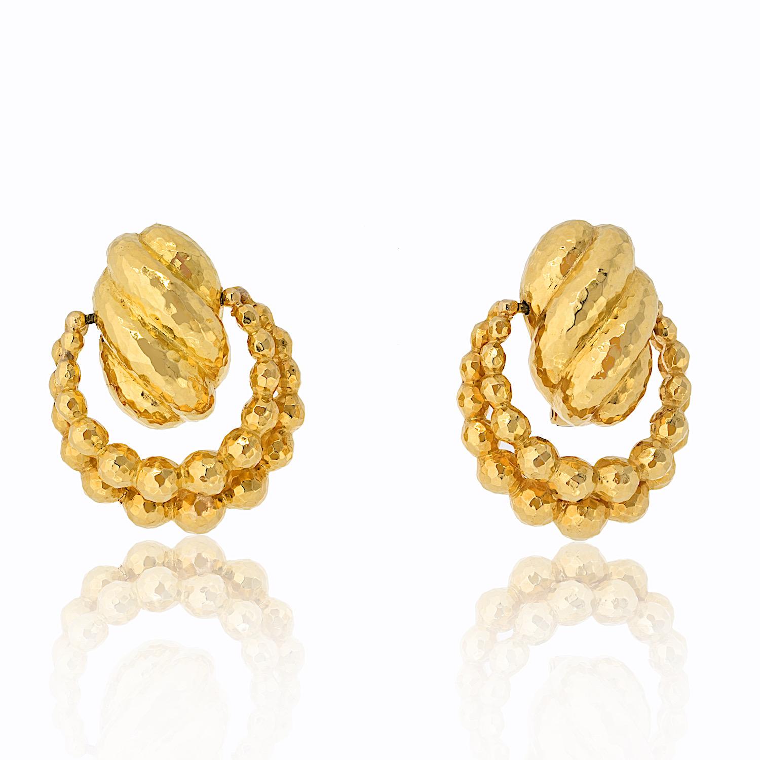 Boucles d'oreilles Door Knocker en or jaune 18K de David Webb  

Ces boucles d'oreilles classiques David Webb sont réalisées en or jaune 18 carats et présentent la finition martelée caractéristique de la marque. Le design à la fois audacieux et