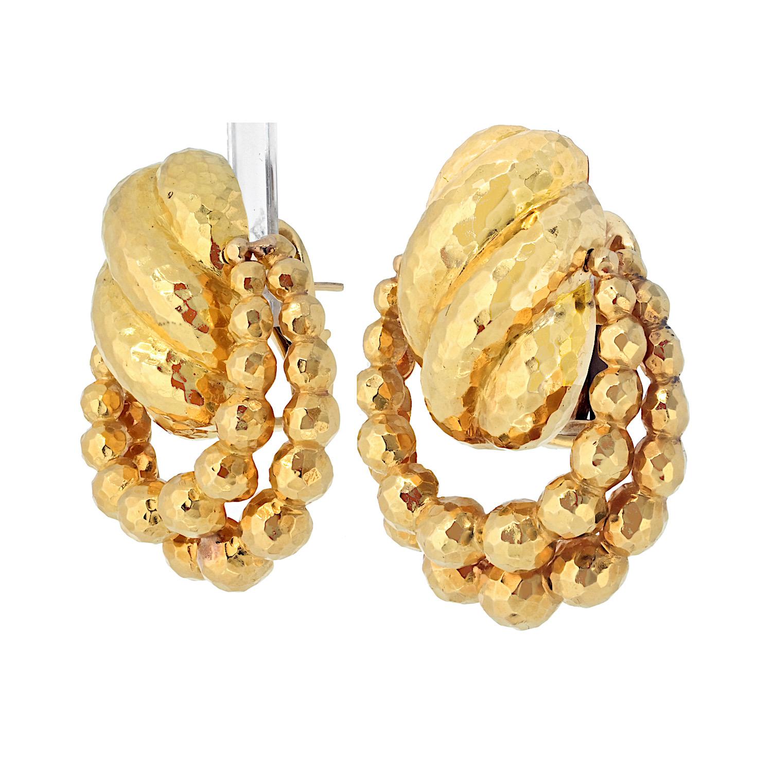 Moderne David Webb Boucles d'oreilles en or jaune 18 carats avec nœud de porte martelé en vente