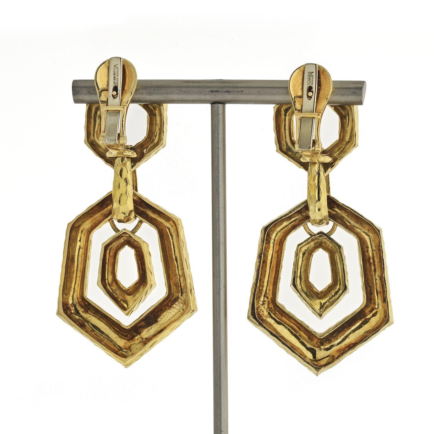 David Webb 18k Yellow Gold Hammered Door Knocker Earrings In Excellent Condition In New York, NY