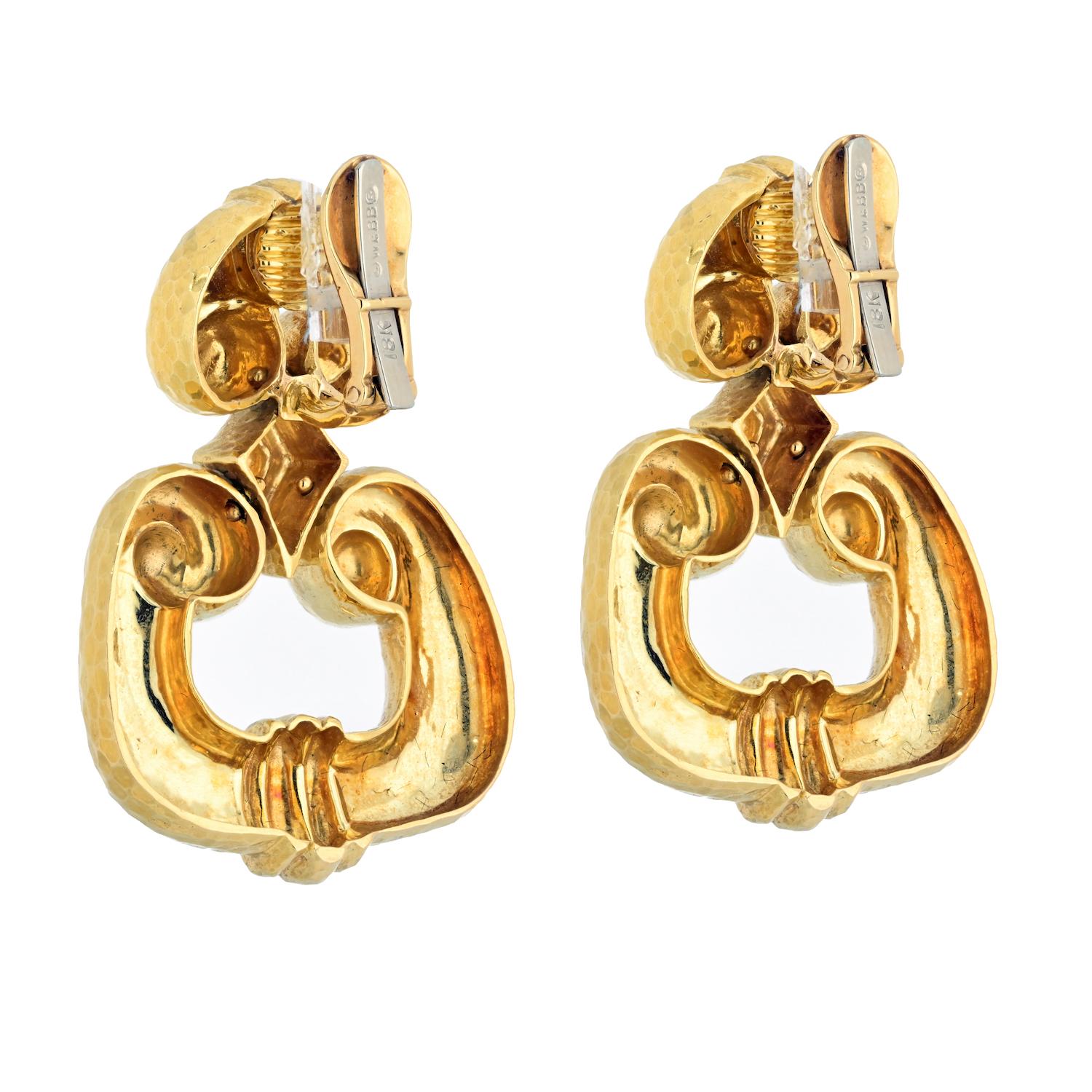David Webb 18k Yellow Gold Hammered Door Knocker Earrings In Excellent Condition For Sale In New York, NY