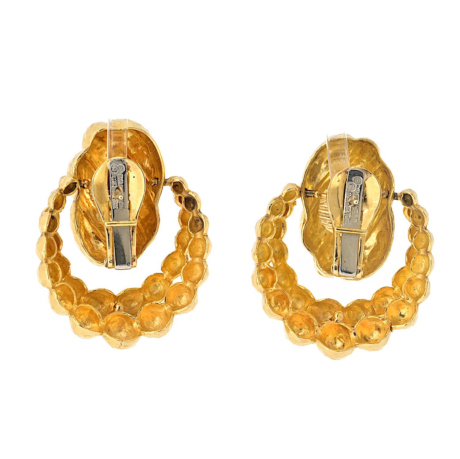 David Webb Boucles d'oreilles en or jaune 18 carats avec nœud de porte martelé Pour femmes en vente