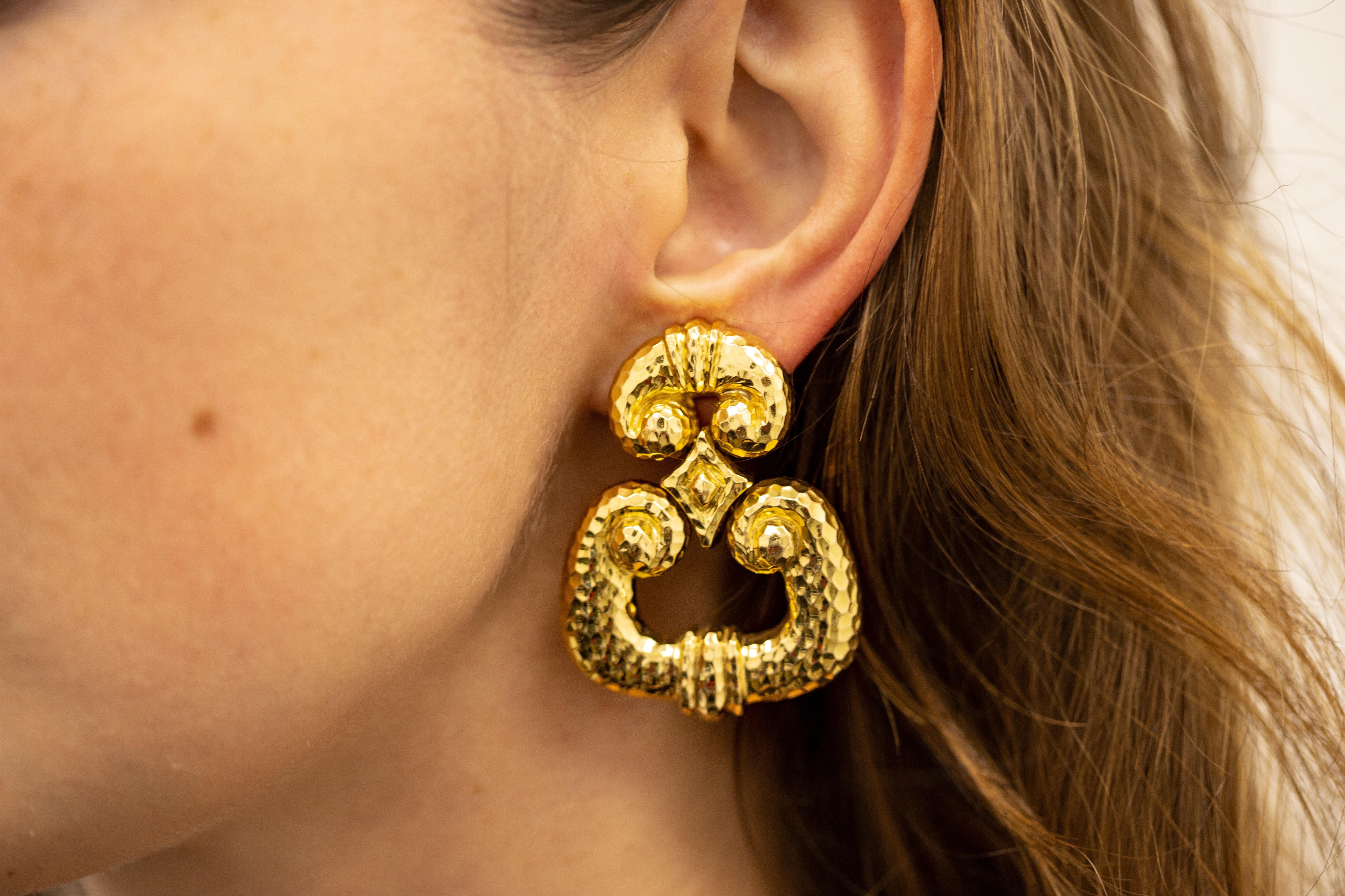 David Webb 18k Yellow Gold Hammered Door Knocker Earrings In Excellent Condition For Sale In New York, NY