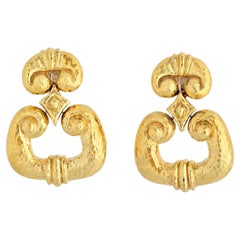 David Webb Boucles d'oreilles en or jaune 18 carats avec nœud de porte martelé