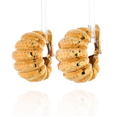 David Webb, orecchini Jumbo Shrimp con finitura martellata in oro giallo 18 carati