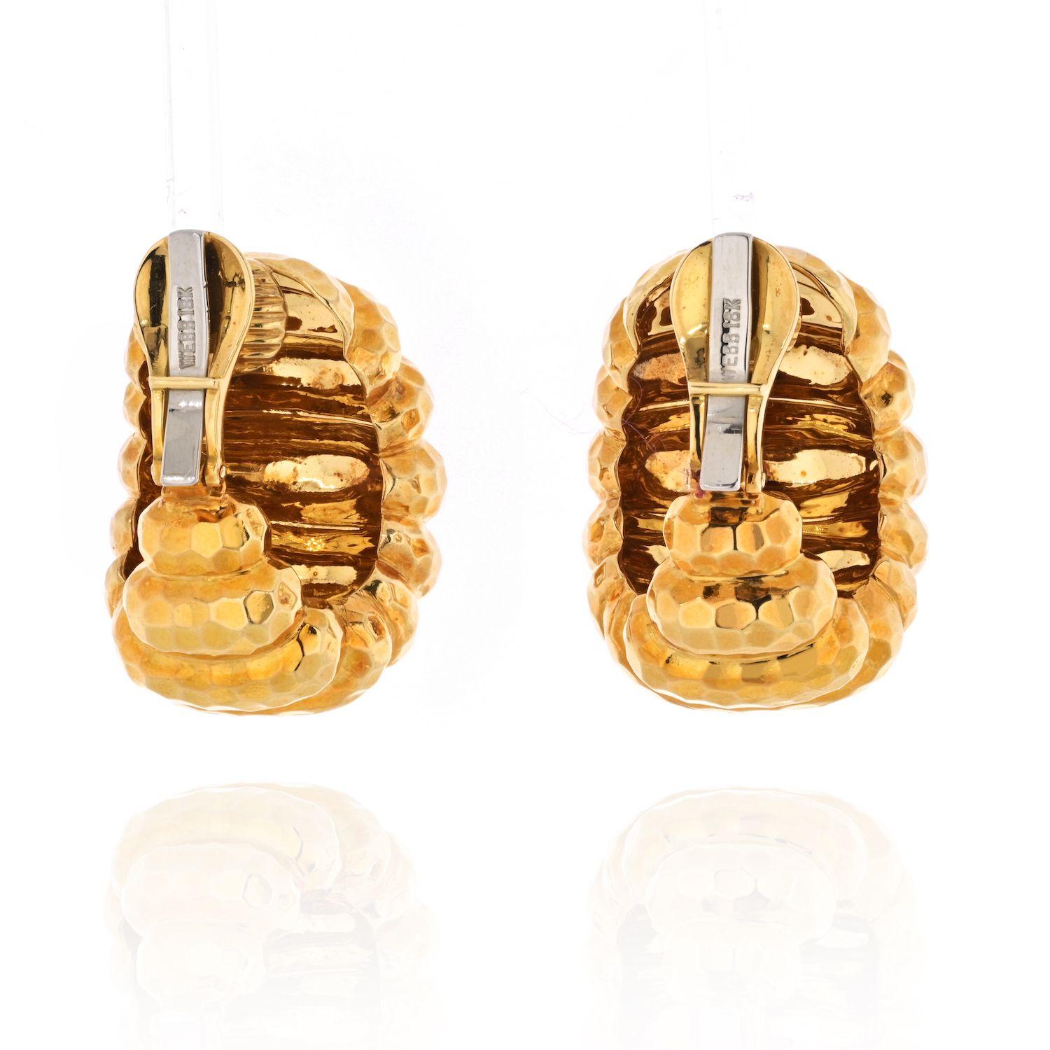 Moderne David Webb Boucles d'oreilles « Jumbo Shrimp » en or jaune 18 carats avec finition martelée en vente