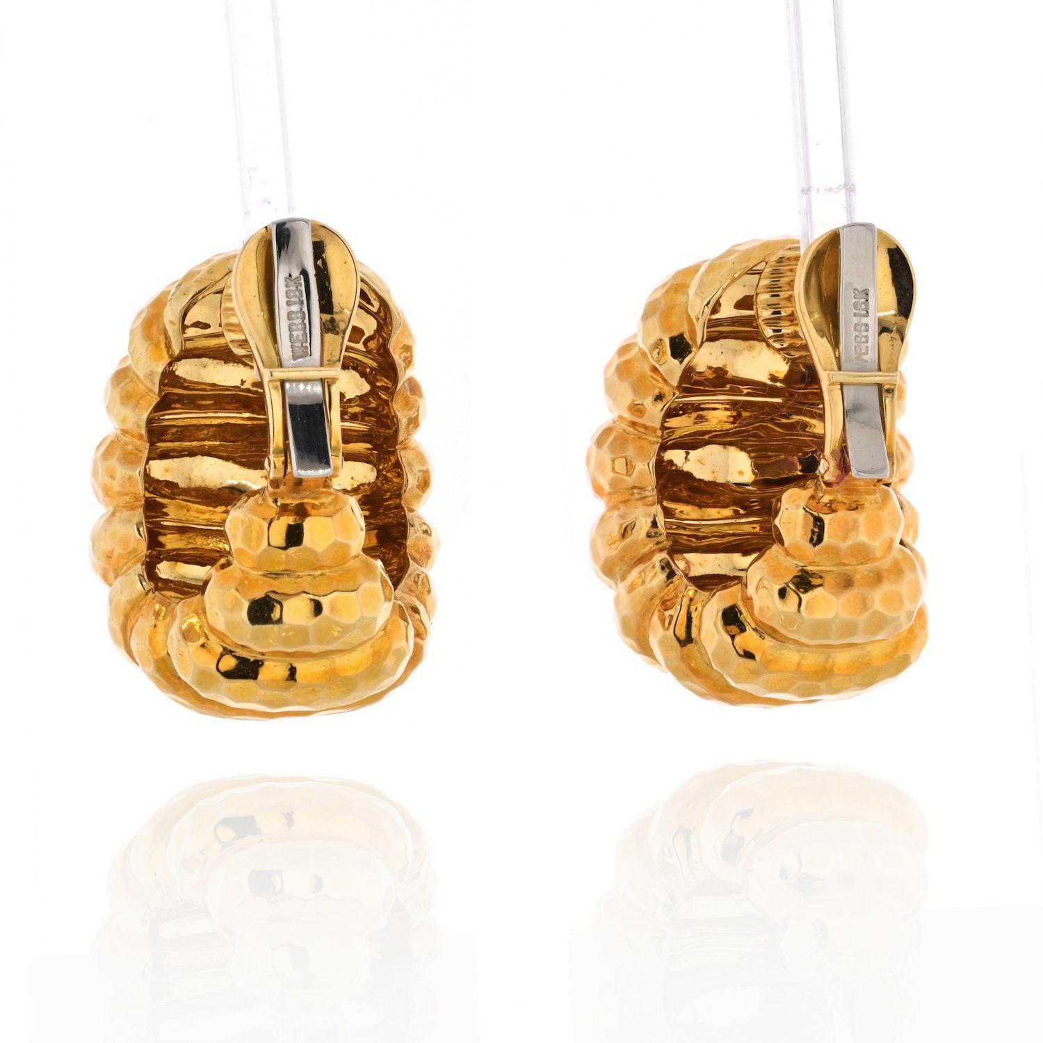 David Webb Boucles d'oreilles « Jumbo Shrimp » en or jaune 18 carats avec finition martelée Excellent état - En vente à New York, NY
