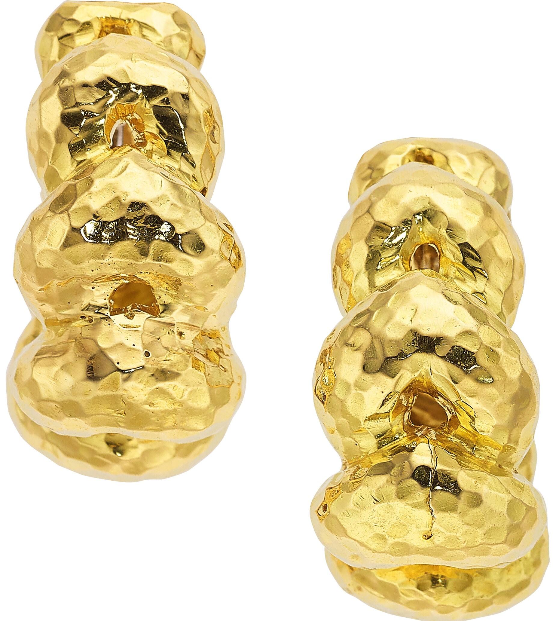Magnifiques boucles d'oreilles en or martelé de David Webb.
Le cercle allongé est orné d'une tresse bombée.
Les pièces sont en bon état. Présentent peu de signes de vieillissement ou d'usure.
En vedette dans la 
