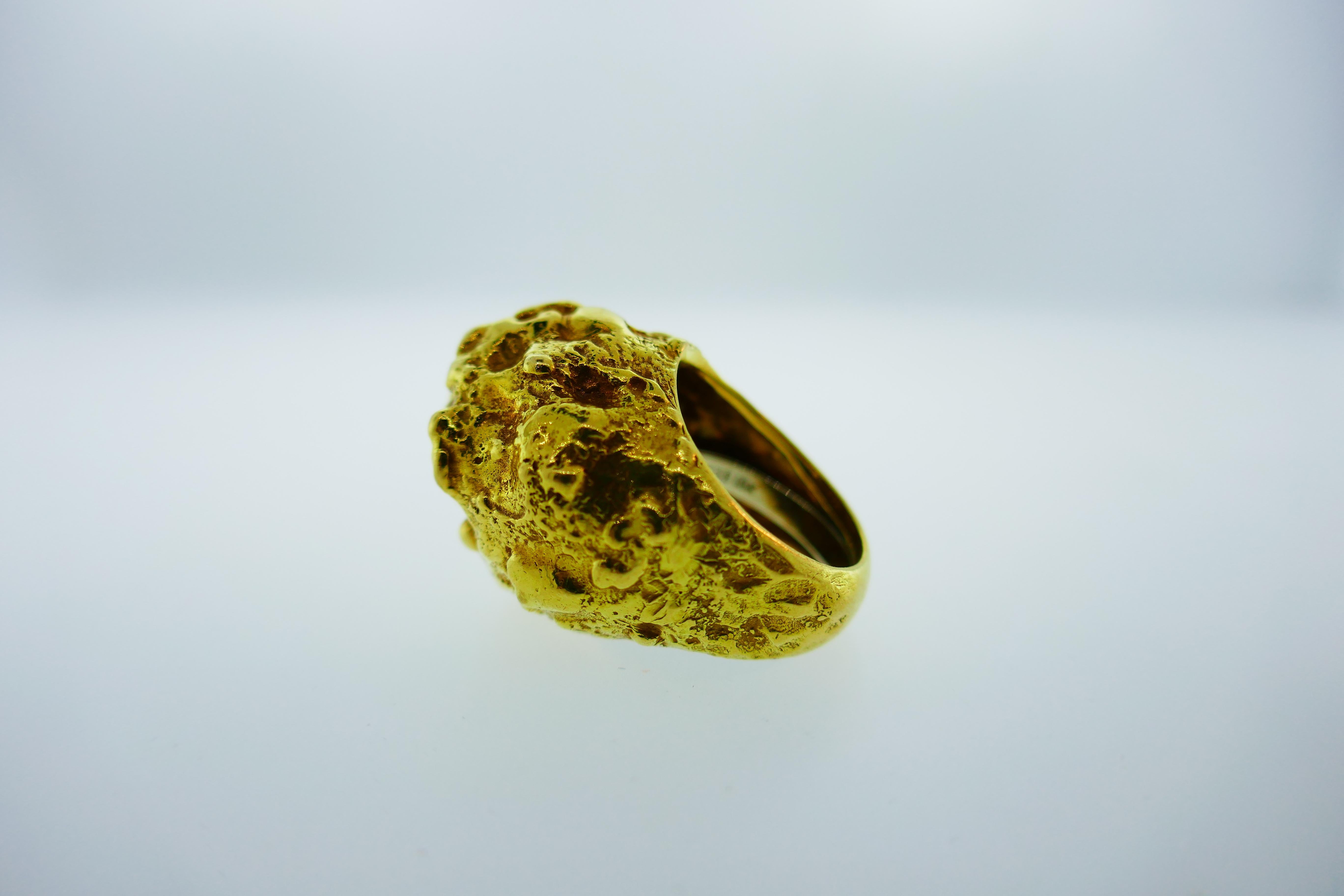 David Webb 18k Yellow Gold Hammered Nugget Cocktail Ring Vintage, circa 1970s In Excellent Condition In Beverly Hills, CA