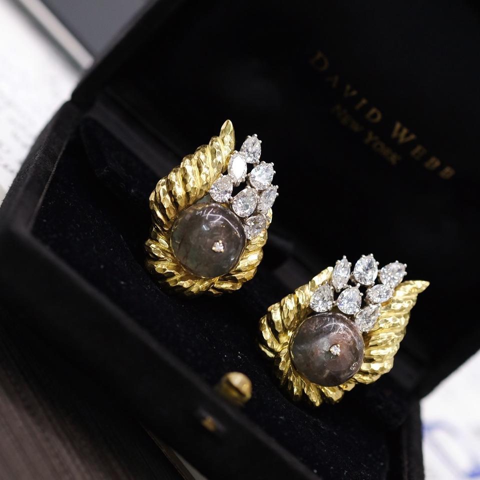 Taille émeraude David Webb, clips d'oreilles en or jaune 18 carats, platine martelé, perles d'émeraude et diamants en vente