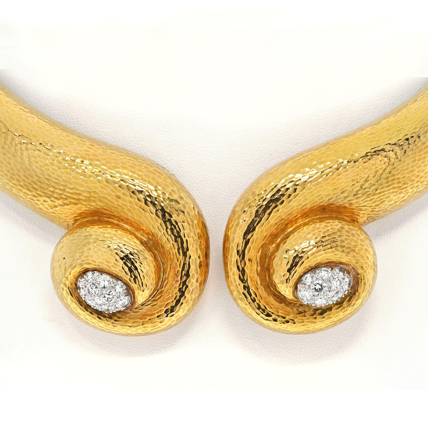 David Webb Collier à charnières en or jaune 18 carats et diamants martelés avec collier à volutes en vente 1