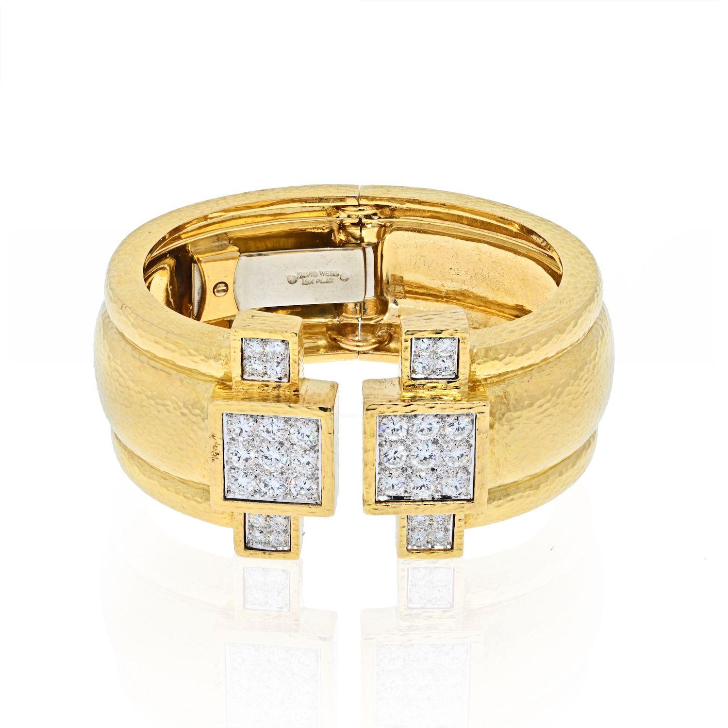 Moderne David Webb, manchette large martelée en or jaune 18 carats avec diamants en vente