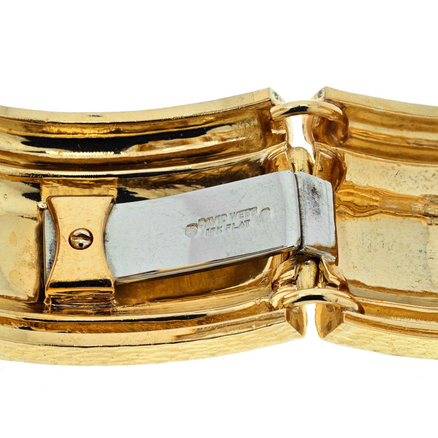 David Webb 18 Karat Gelbgold gehämmerte breite Manschette mit Diamanten-Armband im Zustand „Hervorragend“ im Angebot in New York, NY