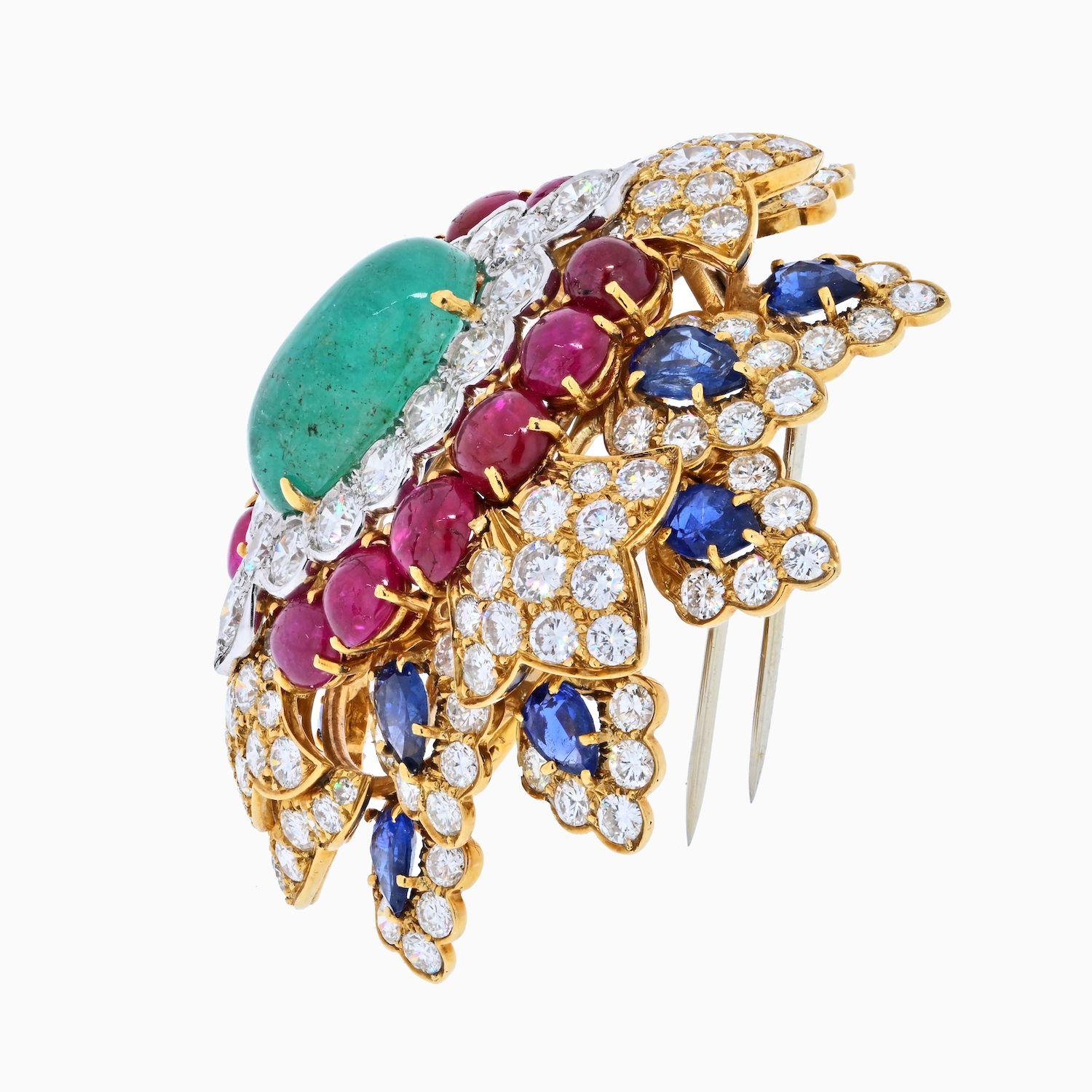 Brooches and pins experienced a strong comeback in 2020 and 2021 bringing a touch of vintage and sophistication to almost every ensemble. Both men and women appeared wearing brooches in Hollywood and Canes, embellishing almost all thinkable and